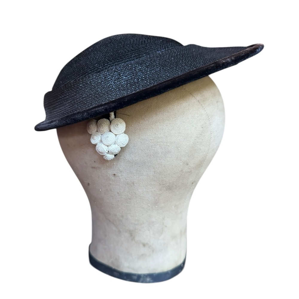 1930s/40s Ronnie Straw Velvet Trim‎ White Decorative Cluster Side Bands Tilt Hat - Picture 1 of 8